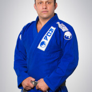 Renzo Gracie Demonstrates a Triangle Choke Technique on bigger opponents